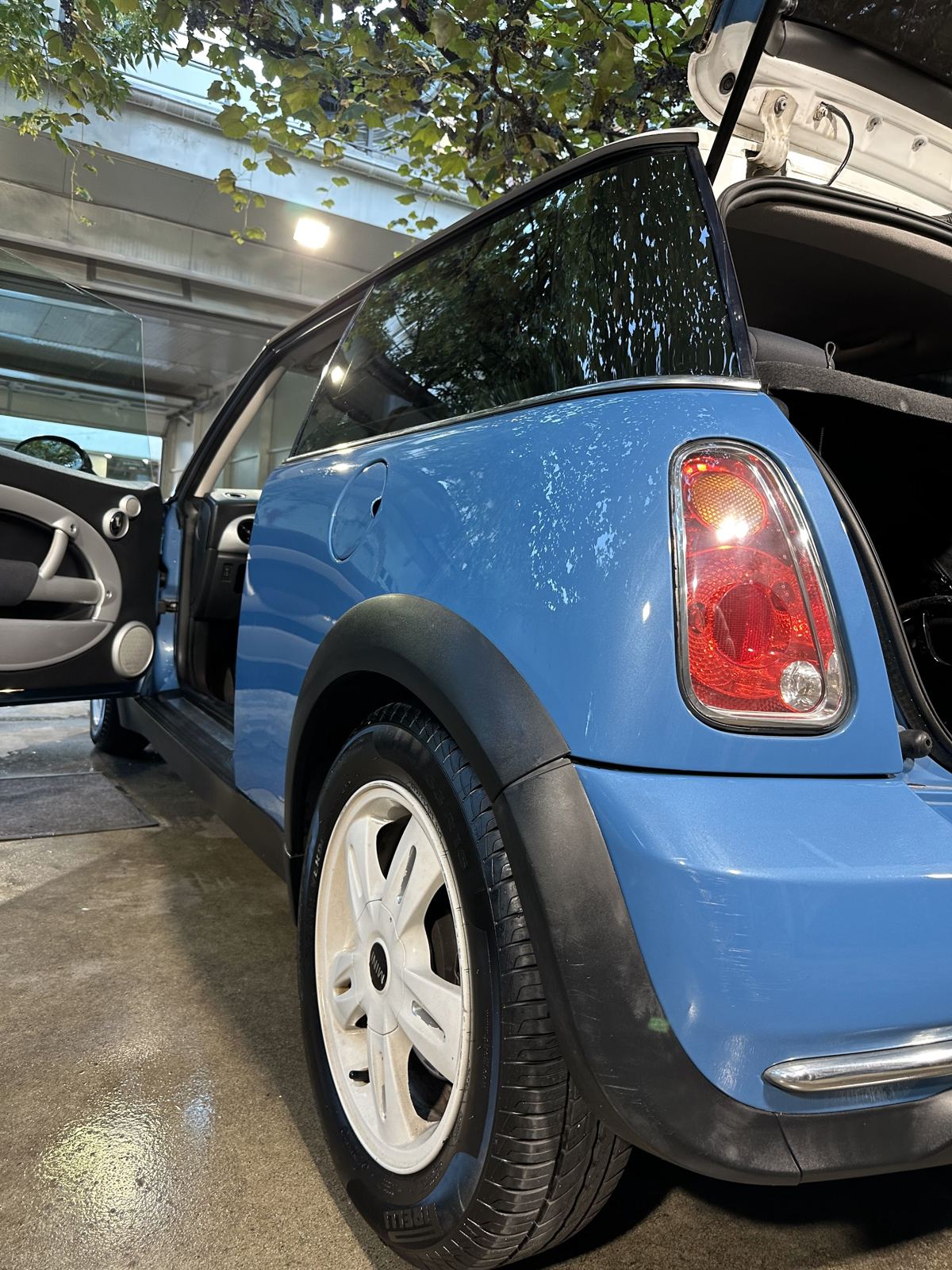 Mini albastru cu ușile deschise, la curățat interiorul